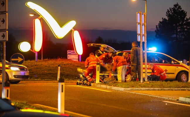Motorradunfall im Kreisverkehr in Marchtrenk fordert einen Verletzten