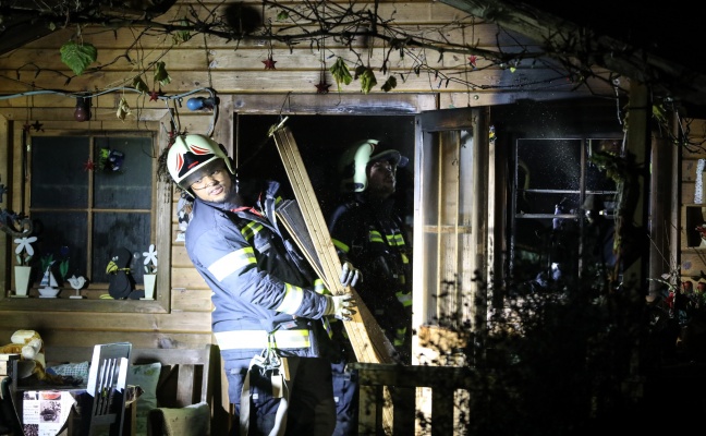 Feuerwehr bei Brand in einer Gartenhtte in Wels-Vogelweide im Einsatz