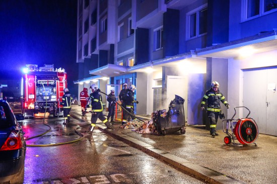 Brand mit starker Rauchentwicklung im Maria-Theresia-Hochhaus fordert Einsatzkrfte der Feuerwehr