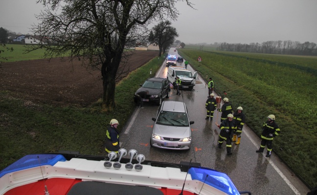 Crash mit vier beteiligten Fahrzeugen auf der Schartner Strae in Buchkirchen