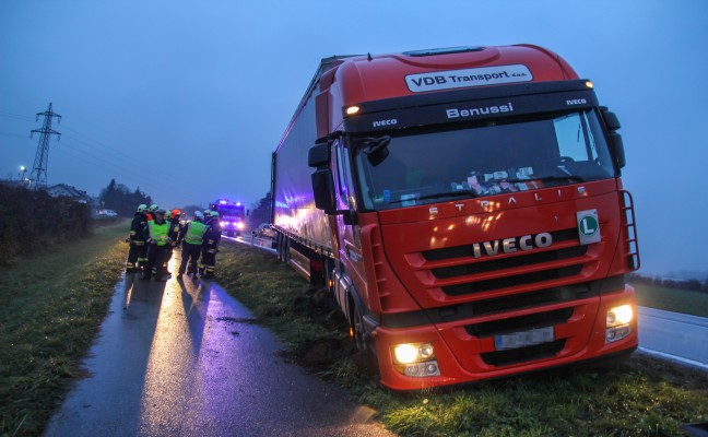LKW steckte in Hrsching im Grnstreifen neben der Fahrbahn fest