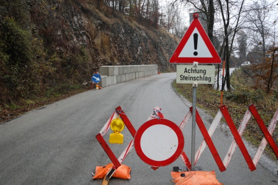 Felssturz auf Gemeindestrae in Hartkirchen