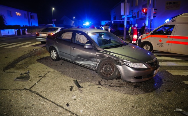 Kreuzungscrash in Wels-Vogelweide fordert zwei Verletzte