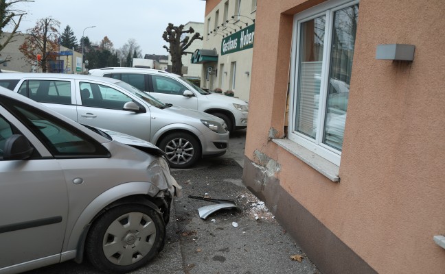 Autolenker (71) kracht in Wels-Pernau gegen Hausmauer eines Gasthauses