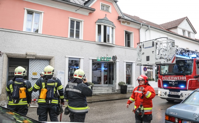 Feuerwehr bei Kchenbrand in einem Wohnhaus in Wels-Innenstadt im Einsatz