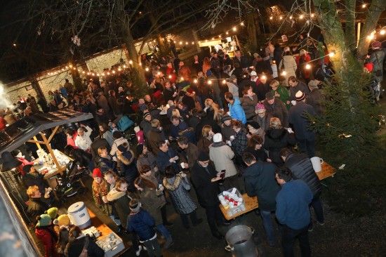 Adventmarkt und Segnung der Adventkrnze in der Pfarre Wels-St.Josef