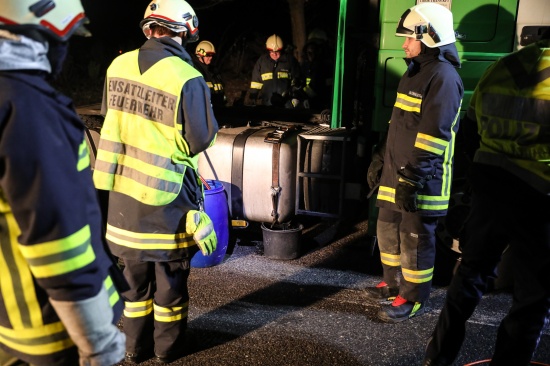 Einsatzkrfte bei grerem Dieselaustritt auf Autobahnparkplatz im Einsatz