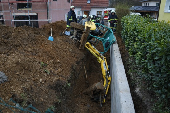 Arbeiter auf Baustelle in Holzhausen unter Minibagger eingeklemmt