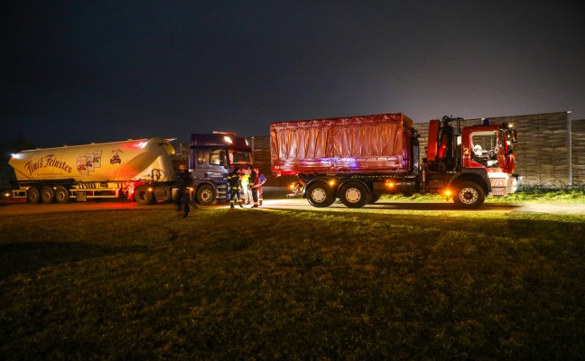 Feuerwehr bei Bergung eines Silo-LKW in Wels-Lichtenegg im Einsatz