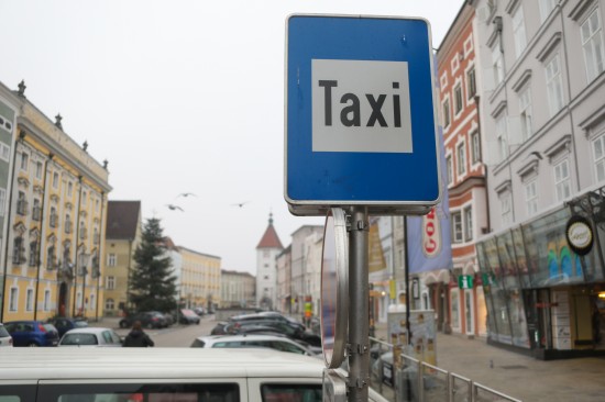 Taxilenker soll sich an alkoholisierter Kundin vergangen haben