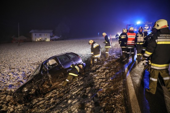 Drei Verletzte bei schwerem Crash mit drei beteiligten Fahrzeugen in Pettenbach