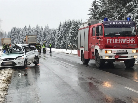 Tödlicher Verkehrsunfall zwischen PKW und LKW auf glatter Fahrbahn in Pöndorf