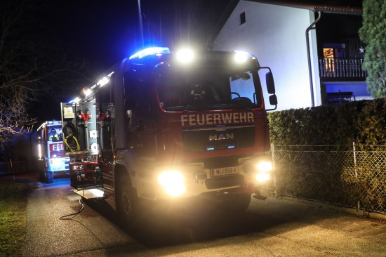 Feuerwehr bei Brand in einem Wohnhaus in Sattledt im Einsatz