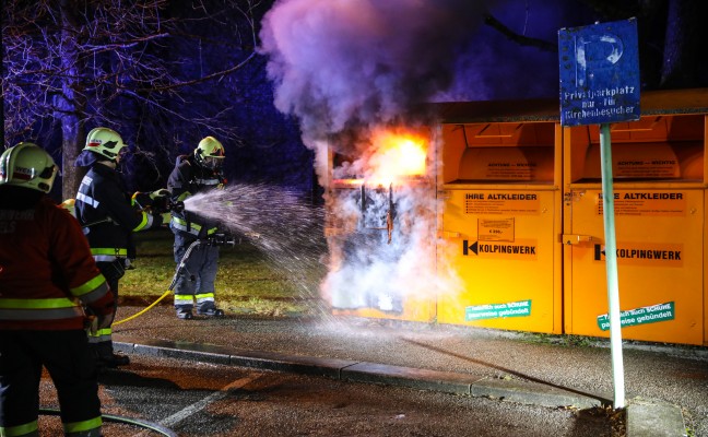 Brand eines Altkleidercontainers in Wels-Pernau