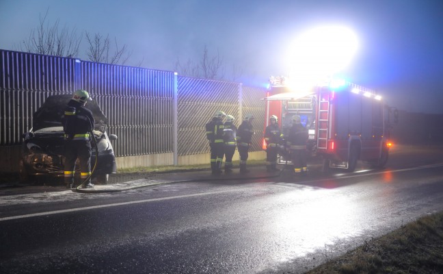Auto begann nach Verkehrsunfall in Wels-Waidhausen zu brennen