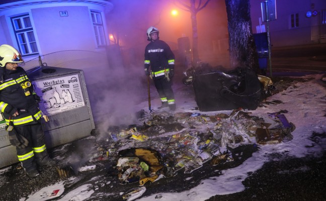 Feuerwehr bei Containerbrand in Wels-Innenstadt im Einsatz