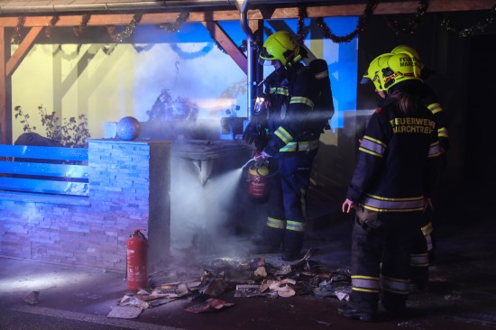 Feuerwehreinsatz bei nächtlichem Brand einer Altpapiertonne in Marchtrenk