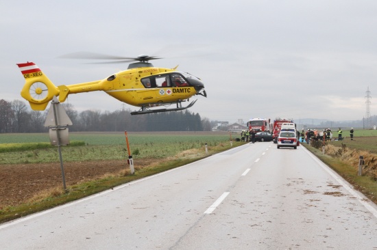 Frontalzusammenstoß in Neukirchen bei Lambach fordert drei Verletzte