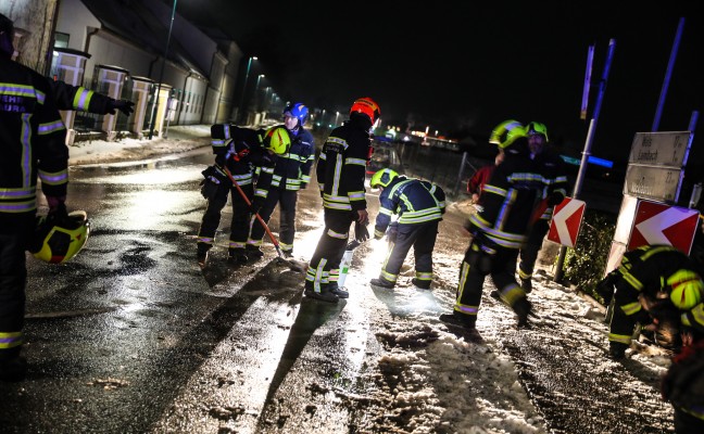 Kreuzungscrash zwischen zwei Autos in Stadl-Paura