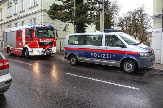 Hausbewohnerin f�hlte sich von S�ure in angeblich einbetonierten Schl�uchen bedroht