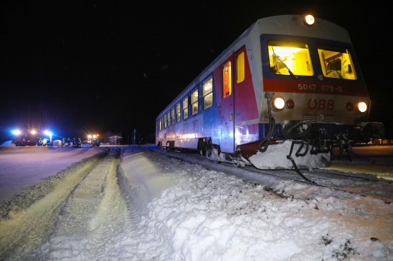 Auto auf Bahnübergang in Scharnstein von Triebwagen der Almtalbahn erfasst