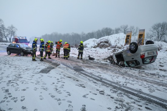 Auto bei Verkehrsunfall auf der Marchtrenker Strae in Marchtrenk berschlagen