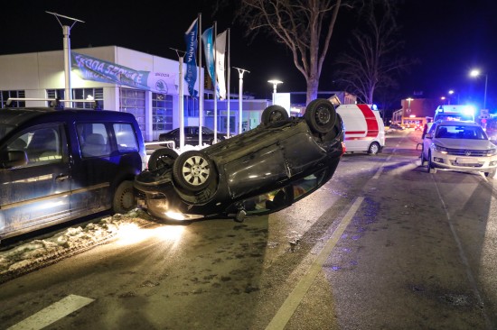 Spektakulrer Verkehrsunfall in Wels-Lichtenegg endet glimpflich