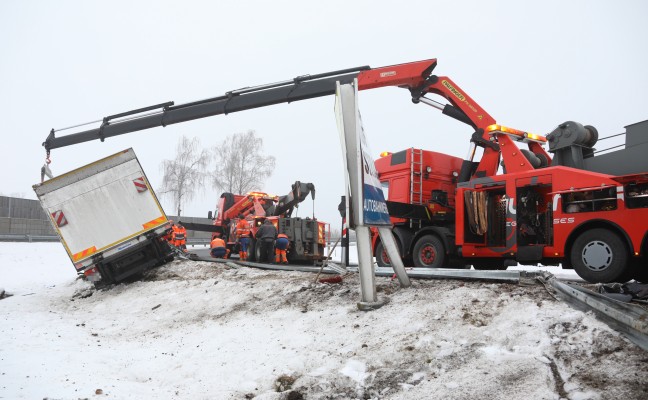 LKW auf der Westautobahn bei Vorchdorf umgestürzt