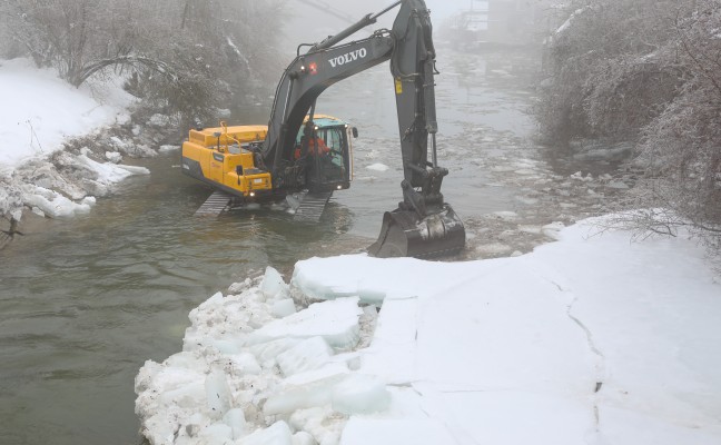 Gewaltiger Eisstau auf der Aurach fordert die Einsatzkräfte