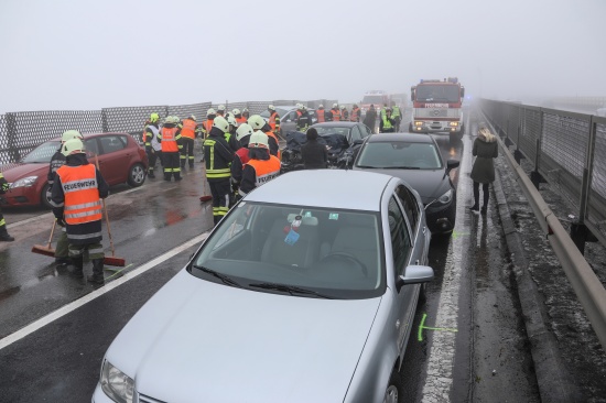 Serienunfall auf der Aurachtalbrücke auf der Westautobahn fordert mehrere Verletzte