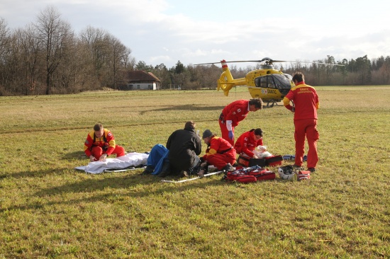Mann stürzte bei Flugversuch mit Gleitschirm auf ein Feld