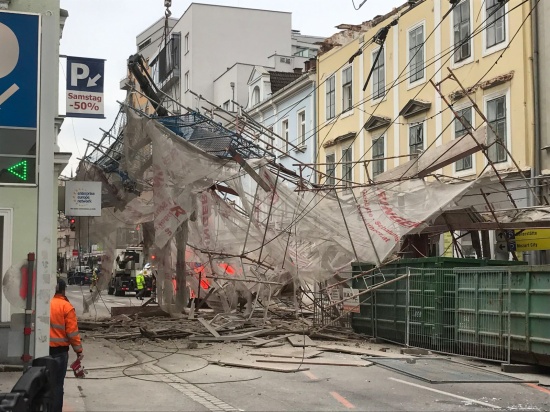 Gersteinsturz in Linz-Innere Stadt fordert einen Leichtverletzten