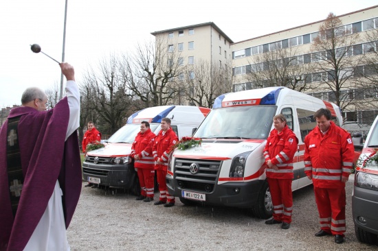 Pater Laireiter segnete drei neue Rot-Kreuz-Fahrzeuge