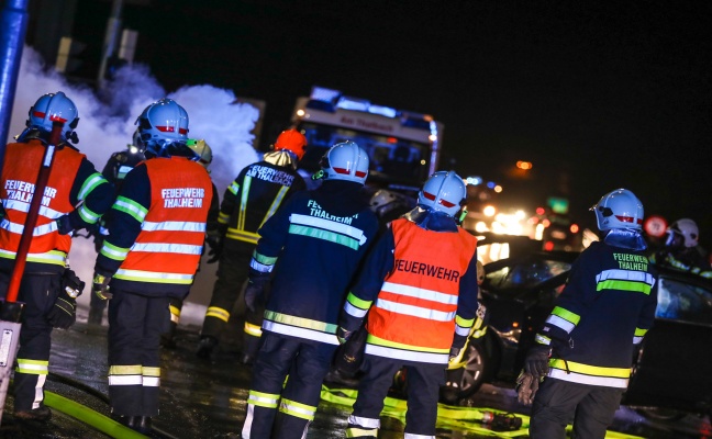 Auto nach Kreuzungscrash in Thalheim bei Wels in Flammen aufgegangen