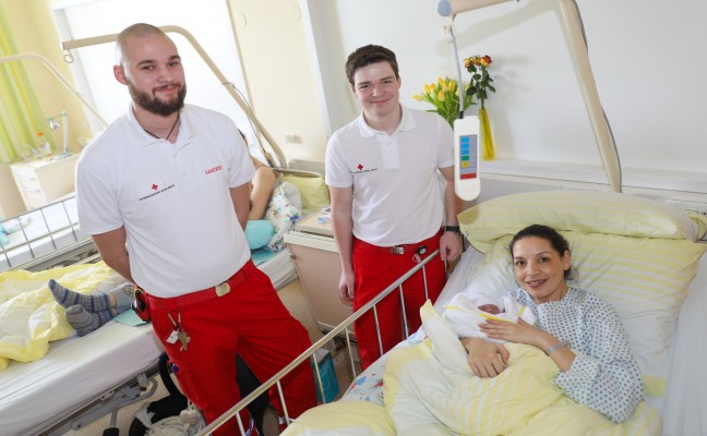 Nevin Leandro hatte es besonders eilig: Sanitäter des Roten Kreuzes wurden zu Geburtshelfern