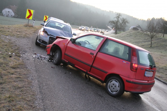 Ein Schwerverletzter bei Verkehrsunfall auf vereister Sipbachzeller Bezirksstraße