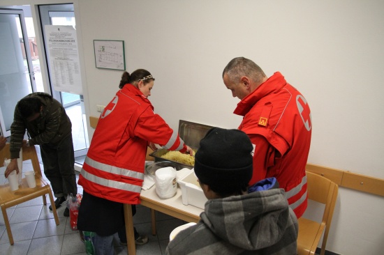 Feldküche des Roten Kreuzes Wels versorgte acht Flüchtlinge