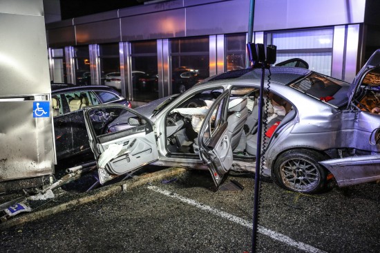 Auto schleudert bei Unfall in Leonding auf Gelnde eines Autohauses