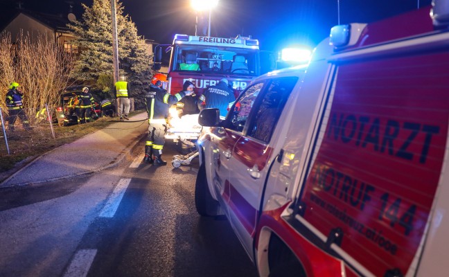 Nach internem Notfall landete Autolenker mit seinem PKW in einer Thujenhecke
