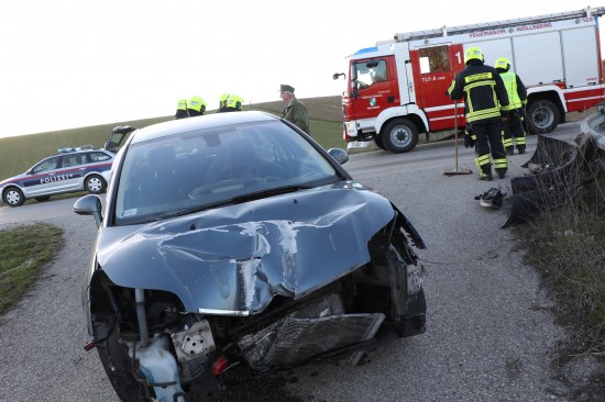 Auto kracht bei Unfall in Steinerkirchen an der Traun gegen Leitschiene