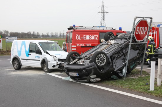Auto bei schwerem Verkehrsunfall auf der Innviertler Strae in Wels-Puchberg berschlagen