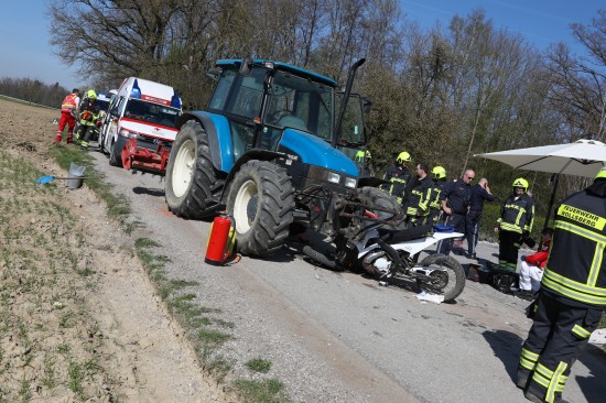 Zwei Jugendliche bei Unfall zwischen Moped und Traktor in Steinerkirchen an der Traun schwer verletzt