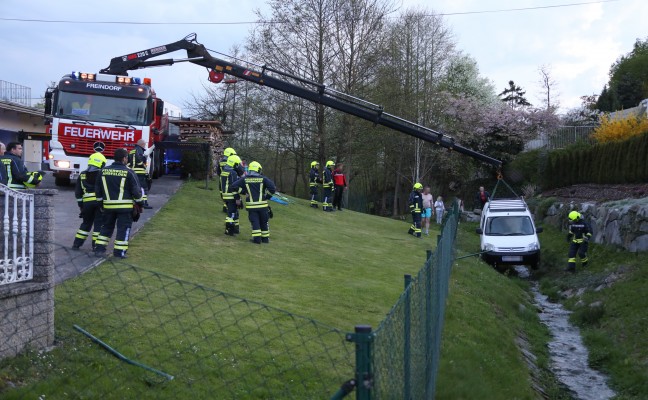 Kleintransporter rollte von einer Hauseinfahrt in den Gschaidbach