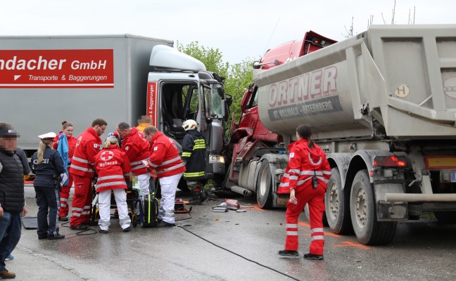 Schwerer LKW-Unfall auf der Marchtrenker Strae in Weikirchen an der Traun