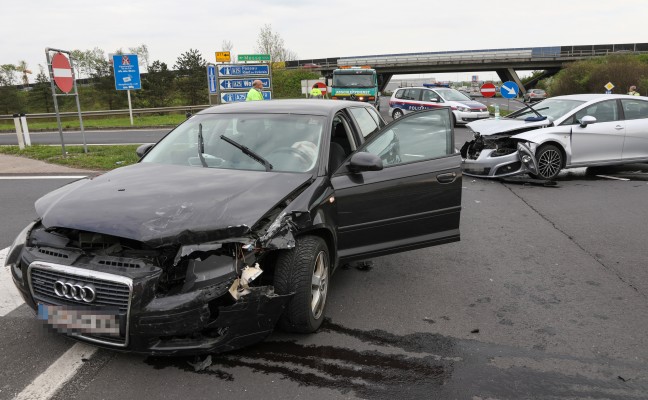 Drei Verletzte bei Verkehrsunfall in Wels-Puchberg