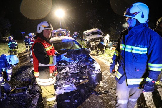 Frontalcrash auf der Scharnsteiner Strae in Pettenbach fordert zwei Verletzte