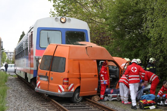 Kleintransporter auf Bahnbergang in Wels von Triebwagen der Almtalbahn erfasst