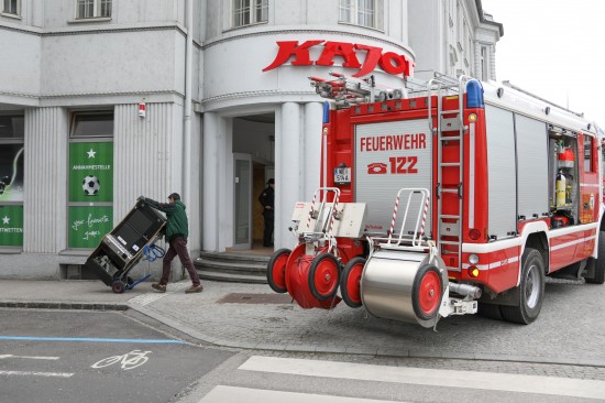 Spielautomaten einbetoniert: Feuerwehr musste illegale Gerte aus Wettlokal schneiden