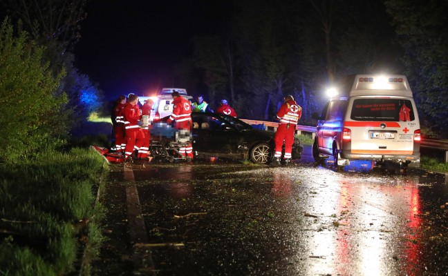 Schwerer Verkehrsunfall auf der Innviertler Straße in Wels-Puchberg fordert zwei Verletzte