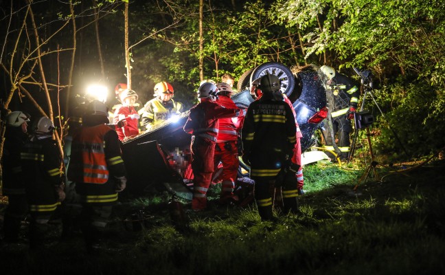 Lenkerin nach Unfall auf der Gallspacher Straße in Gaspoltshofen schwer im Auto eingeklemmt